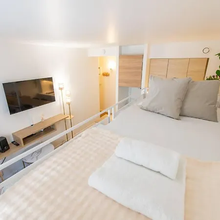 Amazing Stylish Studio, Well Located Near Metro, Bastille Neighborhood Apartment *